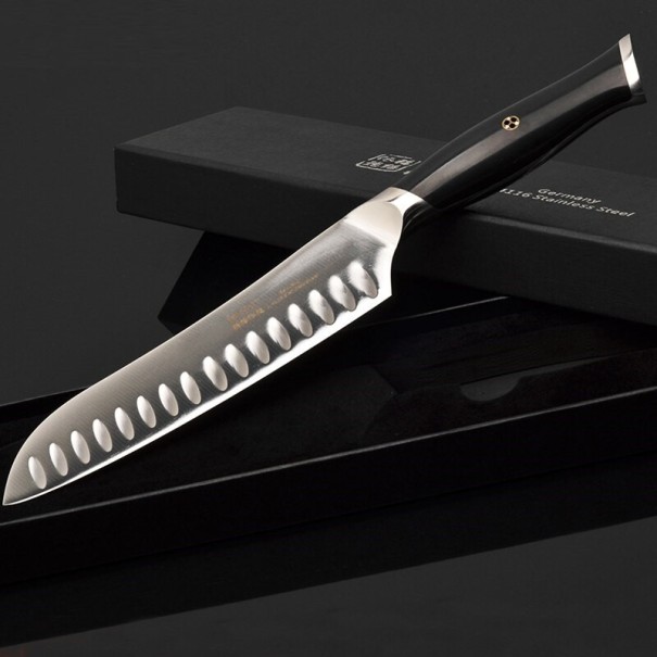 Ruostumattomasta teräksestä valmistettu Santoku-veitsi 1