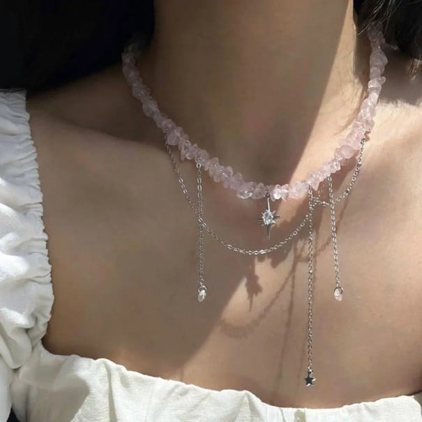 Růžově průsvitný náhrdelník z nepravidelných kamínků s přirozeným vzhledem, vrstvené řetízky s hvězdou a visícími detaily 1