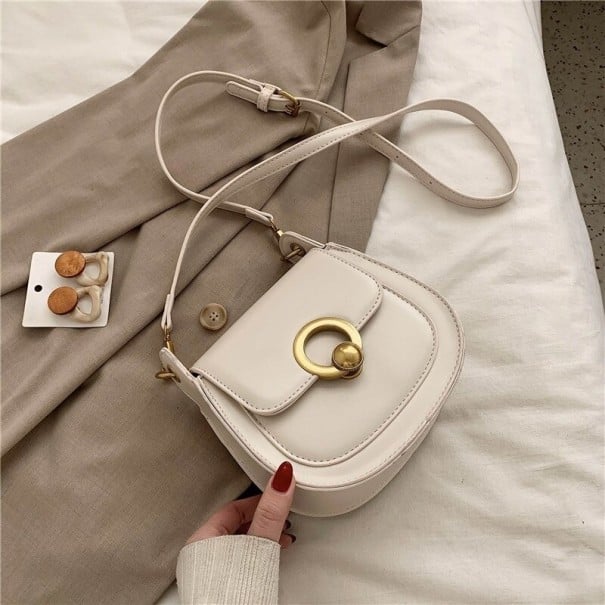 Sac à main crossbody pour femmes Forme semi-ronde Décoration circulaire dorée sur le rabat Sangle réglable Cuir synthétique 18 x 19 x 7 cm beige