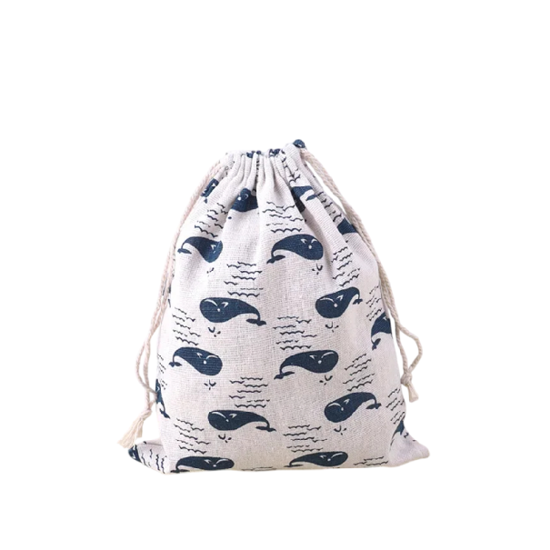 Sac en tissu avec cordon de serrage 19,4x24 cm en lin clair avec impression bleu foncé de baleines pour le rangement de petits objets 1