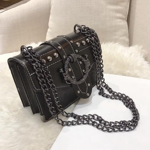 Sacoche pour femmes en bandoulière avec sangle en chaîne Sangle avec grande boucle décorative et clous Couture contrastée en cuir PU 20 x 14 x noir