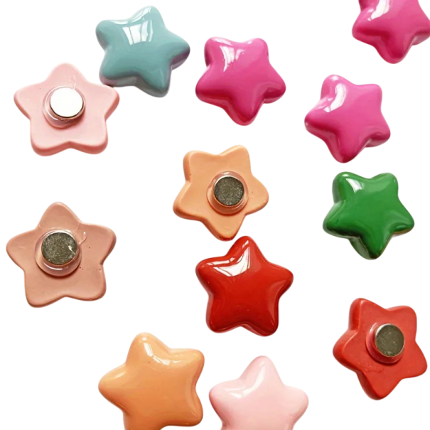 Sada 10 ks magnetických hvězdiček plast 1,9 x 1,9 cm barevné mini magnety dekorace na lednici a kovové plochy do domácnosti 1