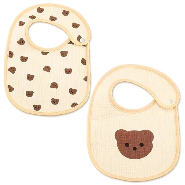 Sada 2 ks béžových bryndáků s medvídky pro děti Rozměr jednoho kusu 29,5 x 19,5 cm Cvoček u krčního výřezu Oválný střih s lemem 1