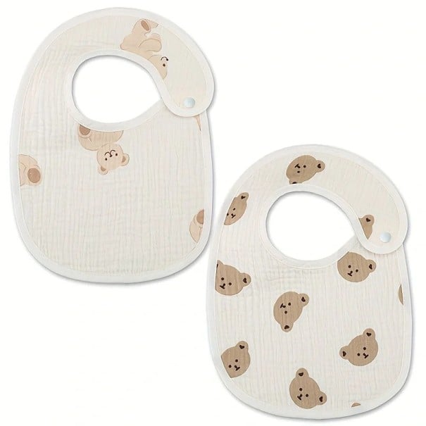 Sada 2 ks béžových bryndáků s medvídky Rozměr 29,5 x 19,5 cm Bílé lemování po celém okraji Cvoček u krku Oválný střih k jídlu i mlsání 1
