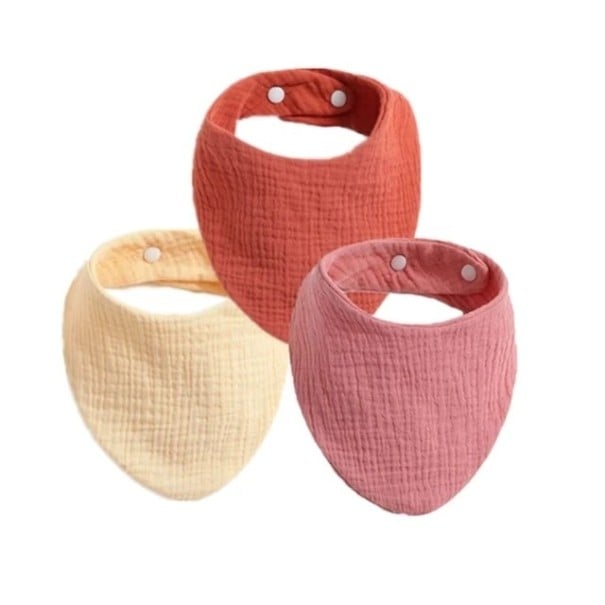 Sada 3 ks dětských bryndáků v pastelových odstínech Šátkový střih o rozměru 40 x 15 cm Přizpůsobení obvodu cvočky Krytí hrudníku při jídle 1