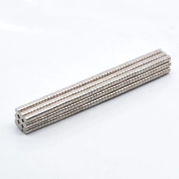 Sæt med 50 stk neodymmagneter 2x1 mm mini runde magneter sølvfarvede metalstærke magnetiske skiver til modelbyggeri og DIY brug 1