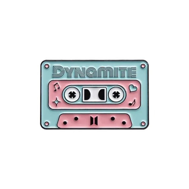 Sähkösavustettu pin musiikkikasetti DYNAMITE noin 2,8 × 1,8 cm metallinen rintaneula vaaleanpunainen-sininen retro merkki takkiin reppuun 1