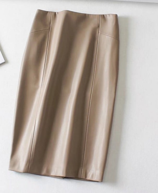 Salsa justa feminina em pele sintética Corte justo e elegante Costuras verticais Fenda na parte inferior Fecho com zip Leve brilho bege S
