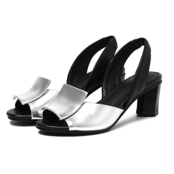 Sandalias de mujer con un diseño elegante. plateado 41
