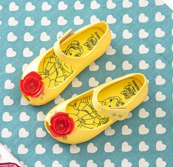 Sandalias de niña con rosas amarillo 27