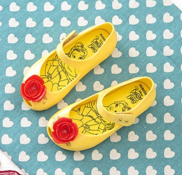 Sandały dziewczyny z różami żółty 23