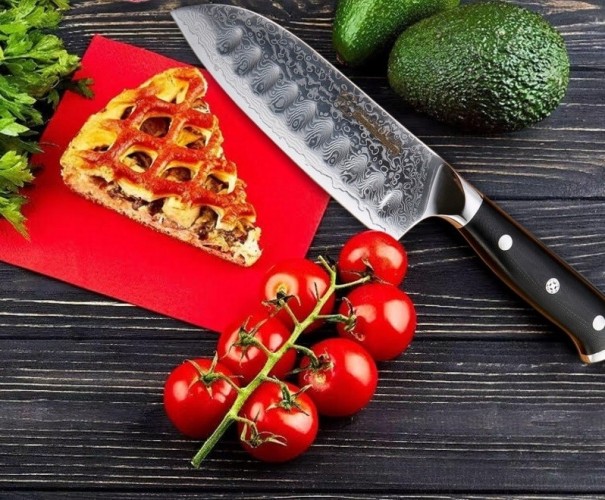 Santoku-veitsi, valmistettu Damaskoksen teräksestä C293 1