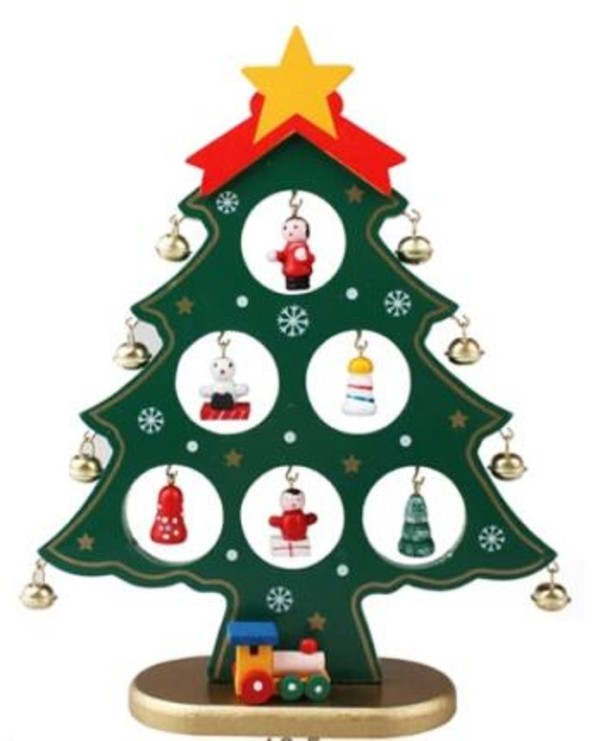 Sapin de Noël avec décorations vert