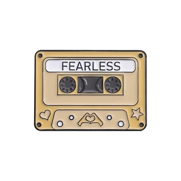 Savelattu pin musiikkikasetti FEARLESS noin 2,8 × 2 cm metallinen rintaneula beige retro merkki takinliepeeseen reppuun laukkuun vaatteisiin 1