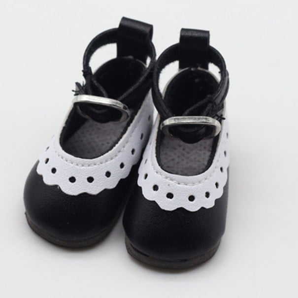 Schuhe für Puppen mit einem Riemen über dem Spann und Schnalle Dekorativer gewellter Rand mit Lochmuster Abgerundete Spitze Maße 4,5 x 2,2 cm schwarz