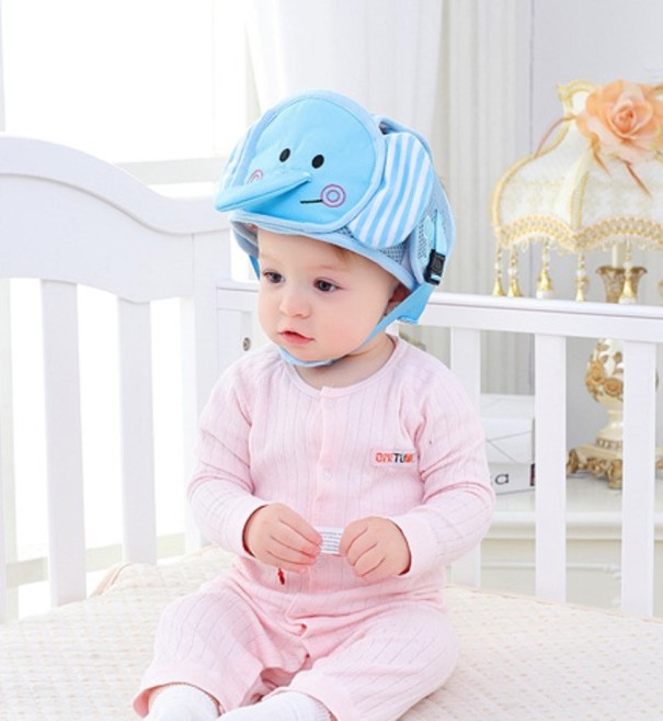 Schützender Kinderhelm mit Tiermotiv blau