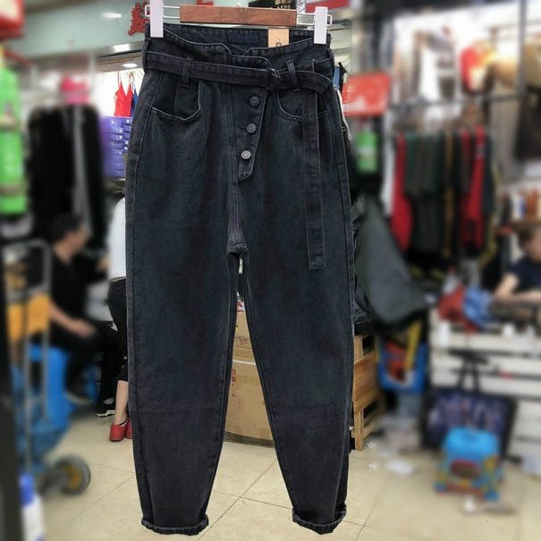 Schwarze Damenjeans mit Gürtel L