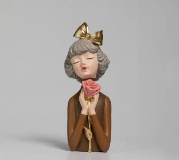 Scultura decorativa ragazza con rosa marrone