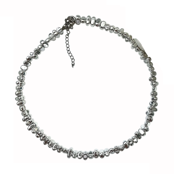 Šedý náhrdelník z nepravidelných lesklých korálků, členitá textura, jemný odlesk a nastavitelný řetízek s prodloužením 1
