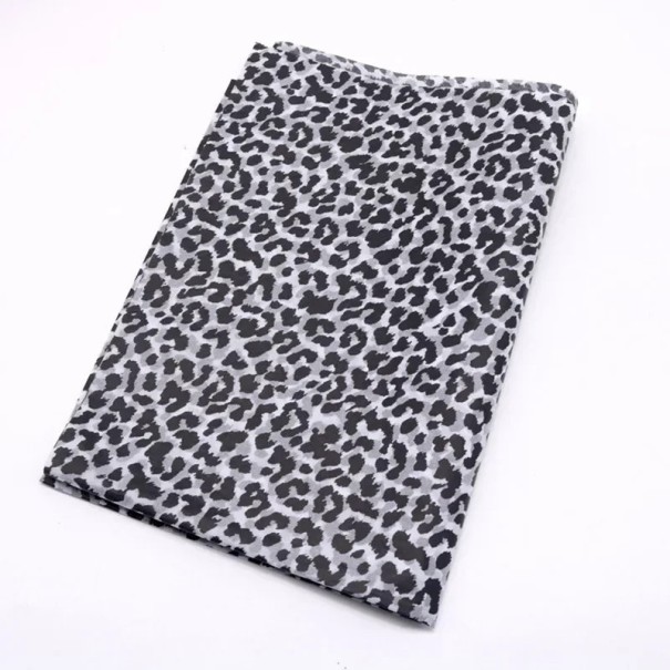 Set 10 Stück weiß-transparentes Geschenkpapier mit buntem Leopardenmuster 50x70 cm Bogen dekoratives Papier zum Verpacken von Geschenken schwarz
