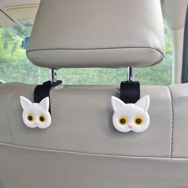 Set aus zwei Autohaltern in Form eines Katzenkopfes für die Kopfstütze, als würde eine Katze eine Tasche, Brille oder Kleidung im Mund halten weiß