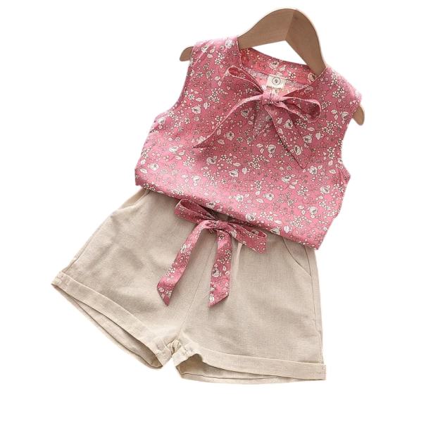 Set de vară pentru fetițe cu pantaloni scurți bej cu fundiță și top cu model floral și decolteu în V cu legare la șnur roz 3