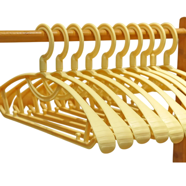 Set mit 10 Kleiderbügeln aus Kunststoff mit rutschfester Oberfläche. Breite Schultern. Kleiderbügel für Anzüge, Jacken und Mäntel. Kleiderschrankorganisation gelb