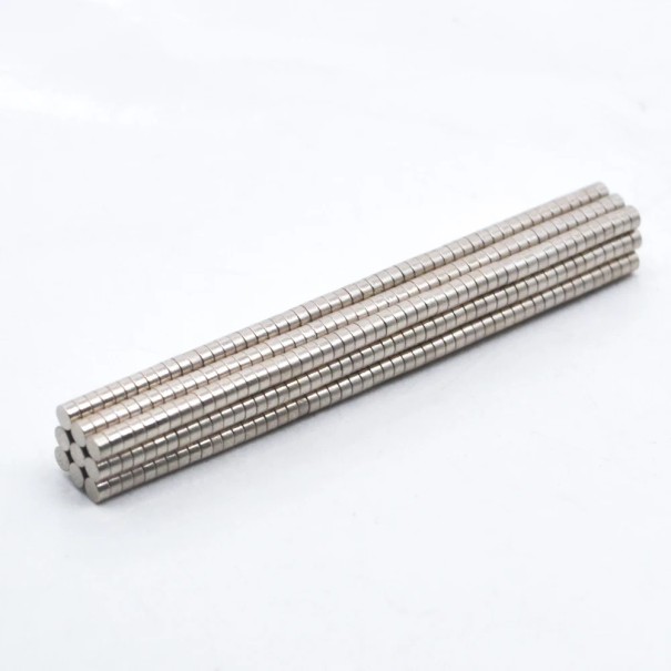Set mit 50 Stück Neodym-Magneten 2x1 mm Mini runde Magnete silberne metallische starke magnetische Scheiben für Modellbau und DIY-Anwendungen 1
