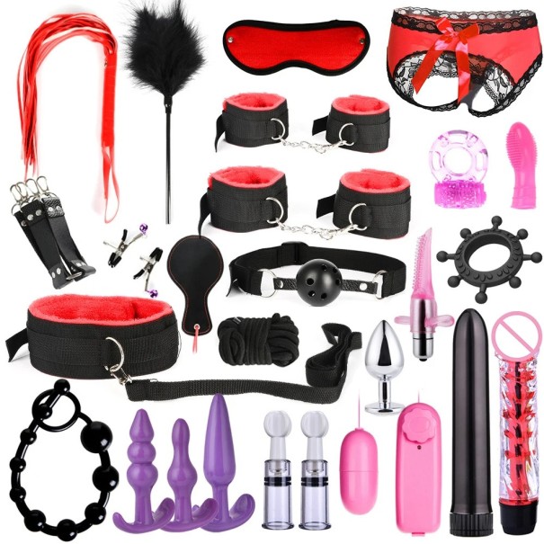 Set van 26 erotische BDSM-tools voor intens bondagespel met een set handboeien, zwepen, vibrators, klemmen en andere elementen. Discrete rood