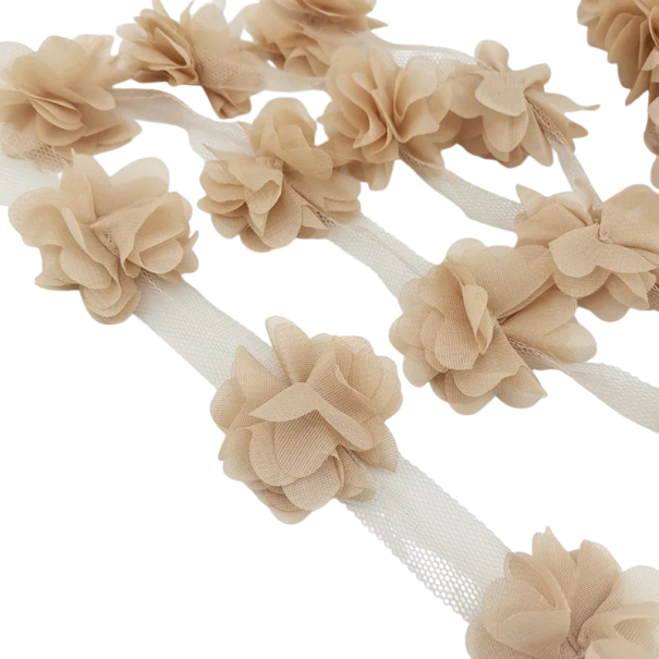 Šifónová stuha s okvetnými lístkami 5 cm 60 ks kvetov Dekoratívna kvetinová stuha na šitie zdobenie odevov svadobná dekorácia handmade krémová
