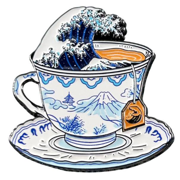 Smaltált kitűző teáscsésze nagy hullám 4 × 3,8 cm fém kék-fehér kitűző hátizsákra ruhára művészi kiegészítő 1