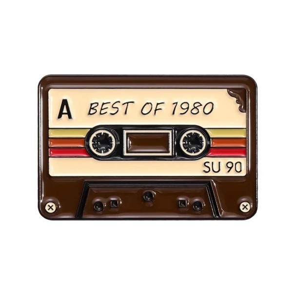 Smaltált zene kazetta kitűző Best of 1980 kb 1,8 × 2,8 cm fém brosst barna-bézs retro kitűző zakóra táskára 1