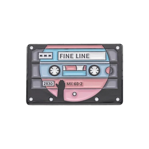 Smaltowany pin muzyczna kaseta Fine Line ok. 1,8 × 3 cm metalowa broszka niebiesko-różowa retro odznaka na klapę plecak torbę 1