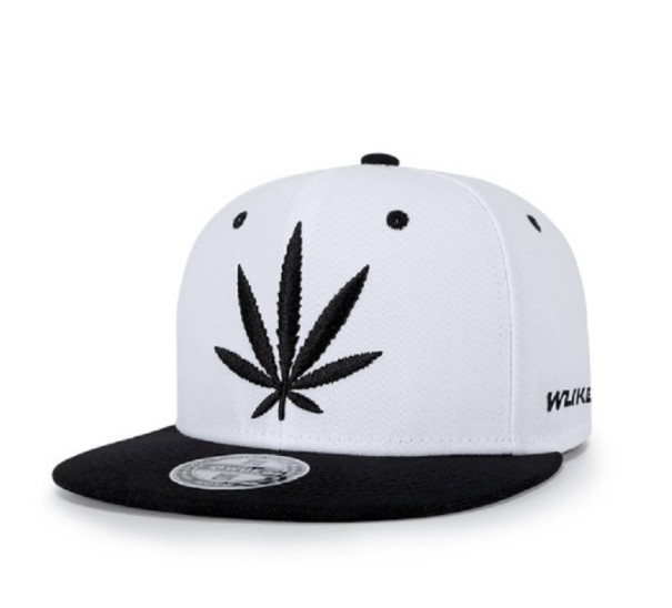 Snapback s listom mariuhany J1000 bielo-čierna