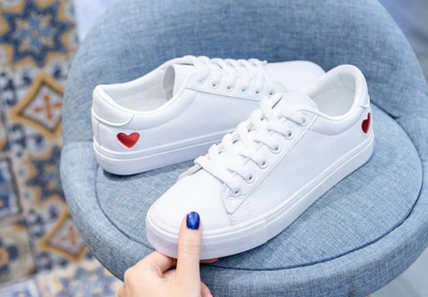 Sneakers för kvinnor med hjärta J1181