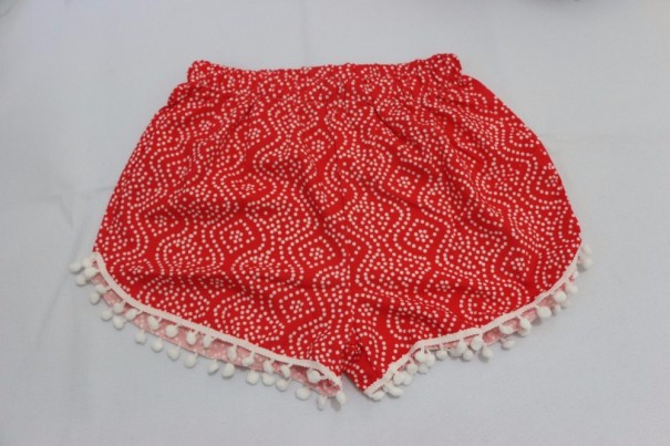 Sommarshorts för kvinnor med ett intressant mönster - Röd