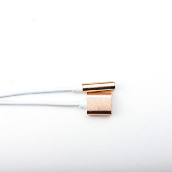Sovitin Apple iPhone Lightning - 3,5 mm:n liittimeen / Lightning K66 kultainen
