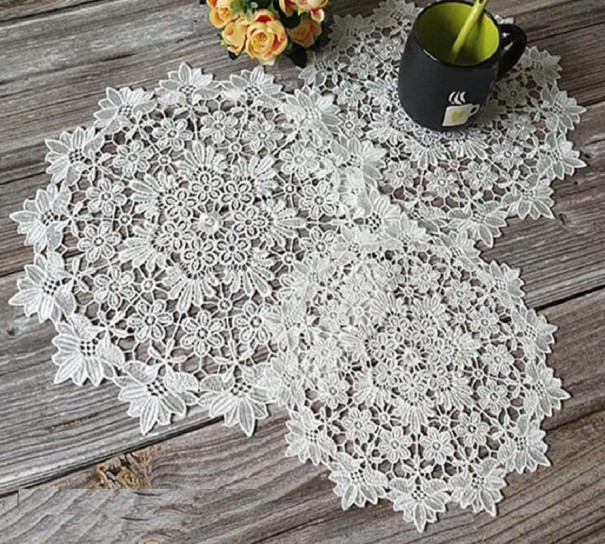 Spets underlägg med blommor