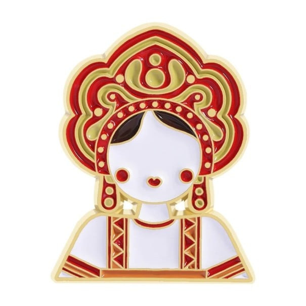 Spilla smaltata con figura russa disegnata e tradizionale copricapo circa 2,5 × 1,8 cm distintivo metallico rosso oro accessorio per abbigliamento 1
