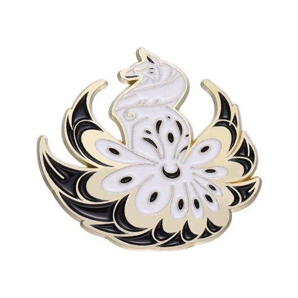 Spilla smaltata con lupo e ornamenti circa 2,8 × 3 cm spilla in metallo motivo nero-bianco-oro distintivo per zaino giacca abbigliamento 1