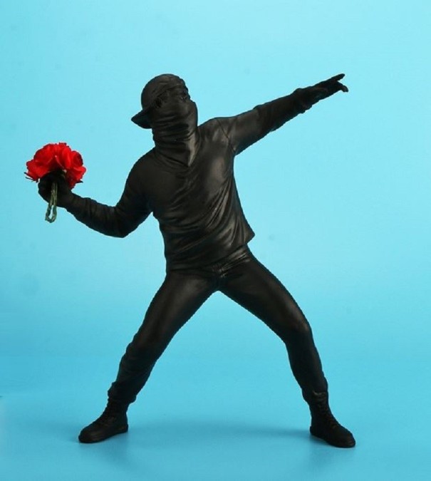 Statuetka miotacza kwiatów 21,5 cm czarny