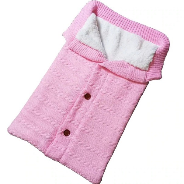 Stickad fotpåse med knappar rosa