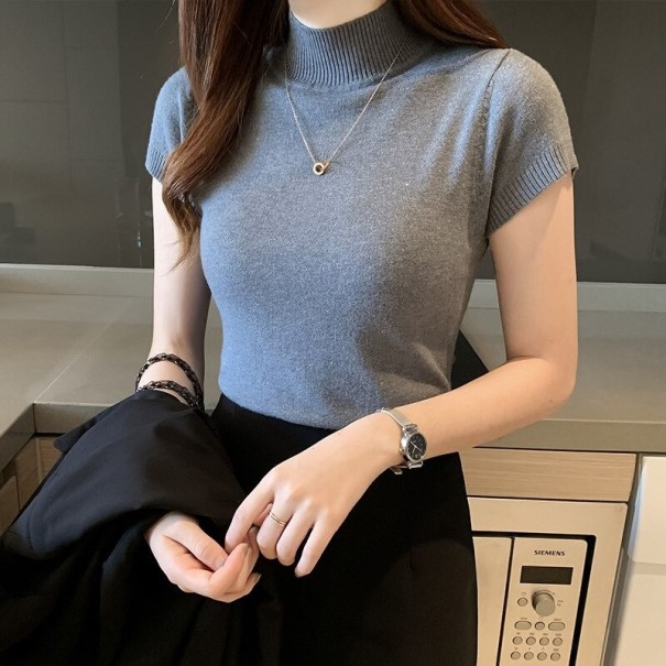 Stickad T-shirt med turtleneck för kvinnor grå