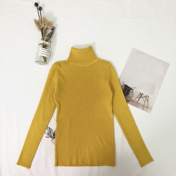 Stickad turtleneck för kvinnor gul