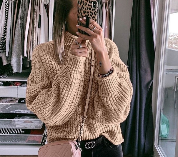 Stickad turtleneck-tröja för kvinnor