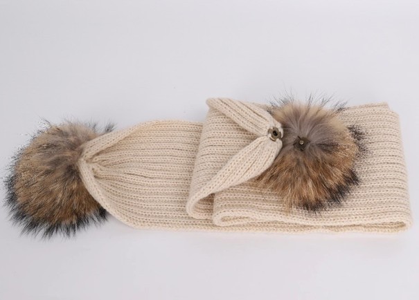 Stickad vinterscarf för barn med pompoms J3133