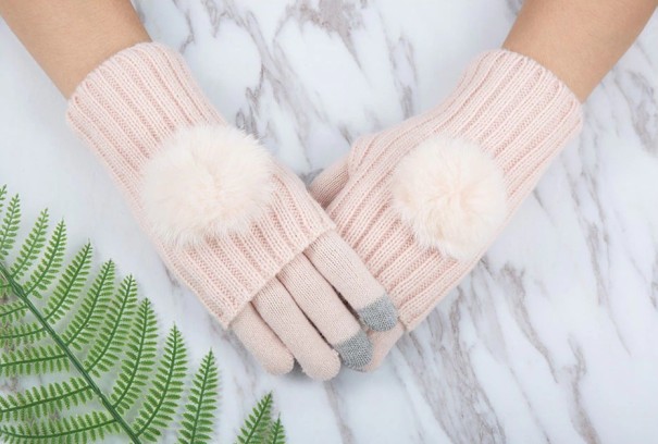Stickade barnhandskar med pompom J2879