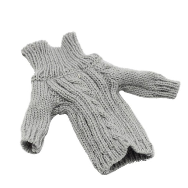 Strikket sweater til en dukke grå