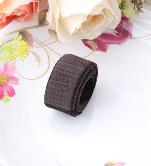 Strumento per creare un chignon marrone scuro