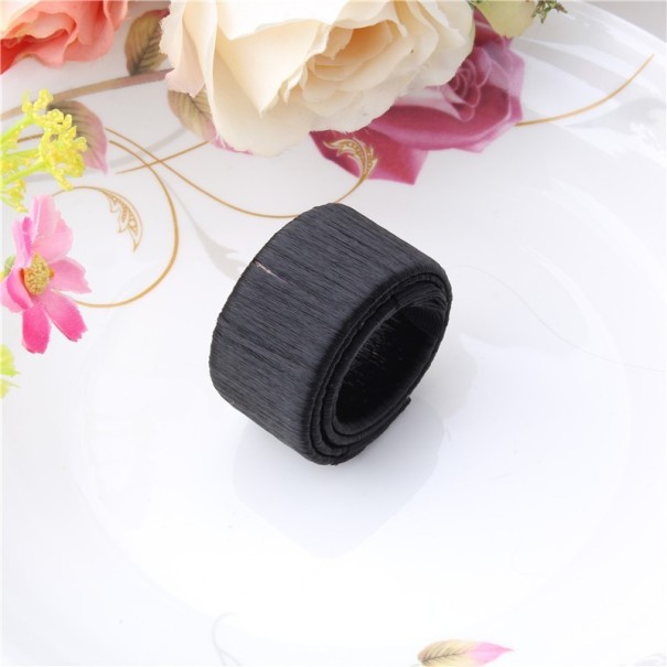Strumento per creare un chignon nero
